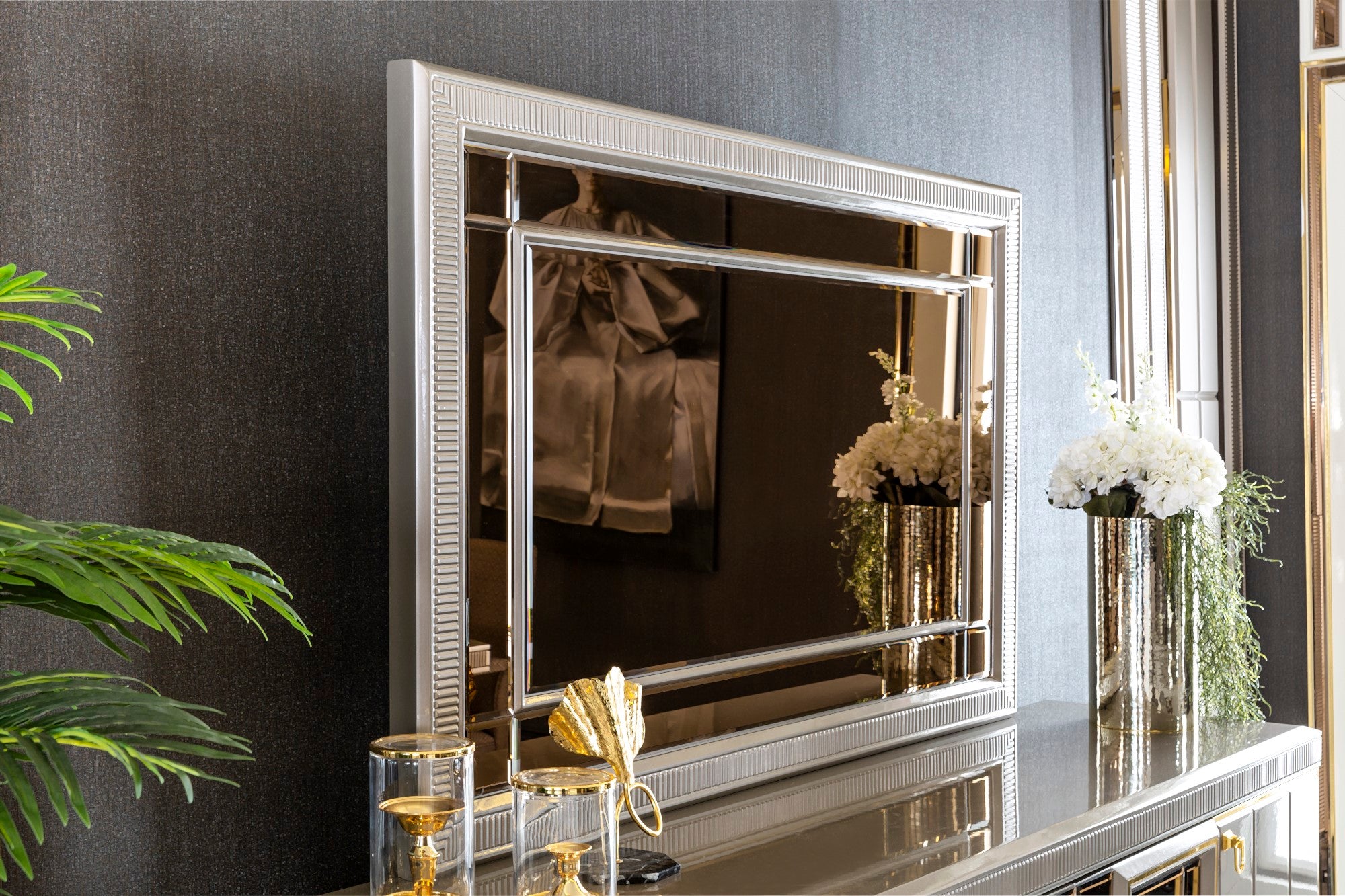 Versace Diningroom Set (Table & 6 Chair & Console With Mirror)