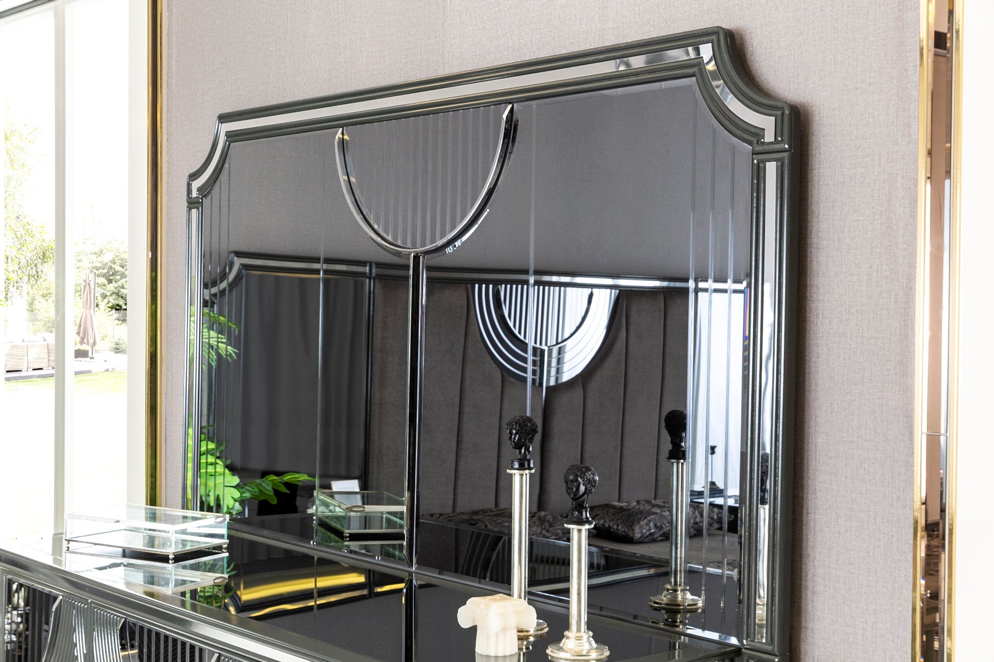 Prada Bedroom (Queen Storage Bed With Headboard & Dresser With Mirror & Pouf & 2 Nightstand With Back Panel & Bench)