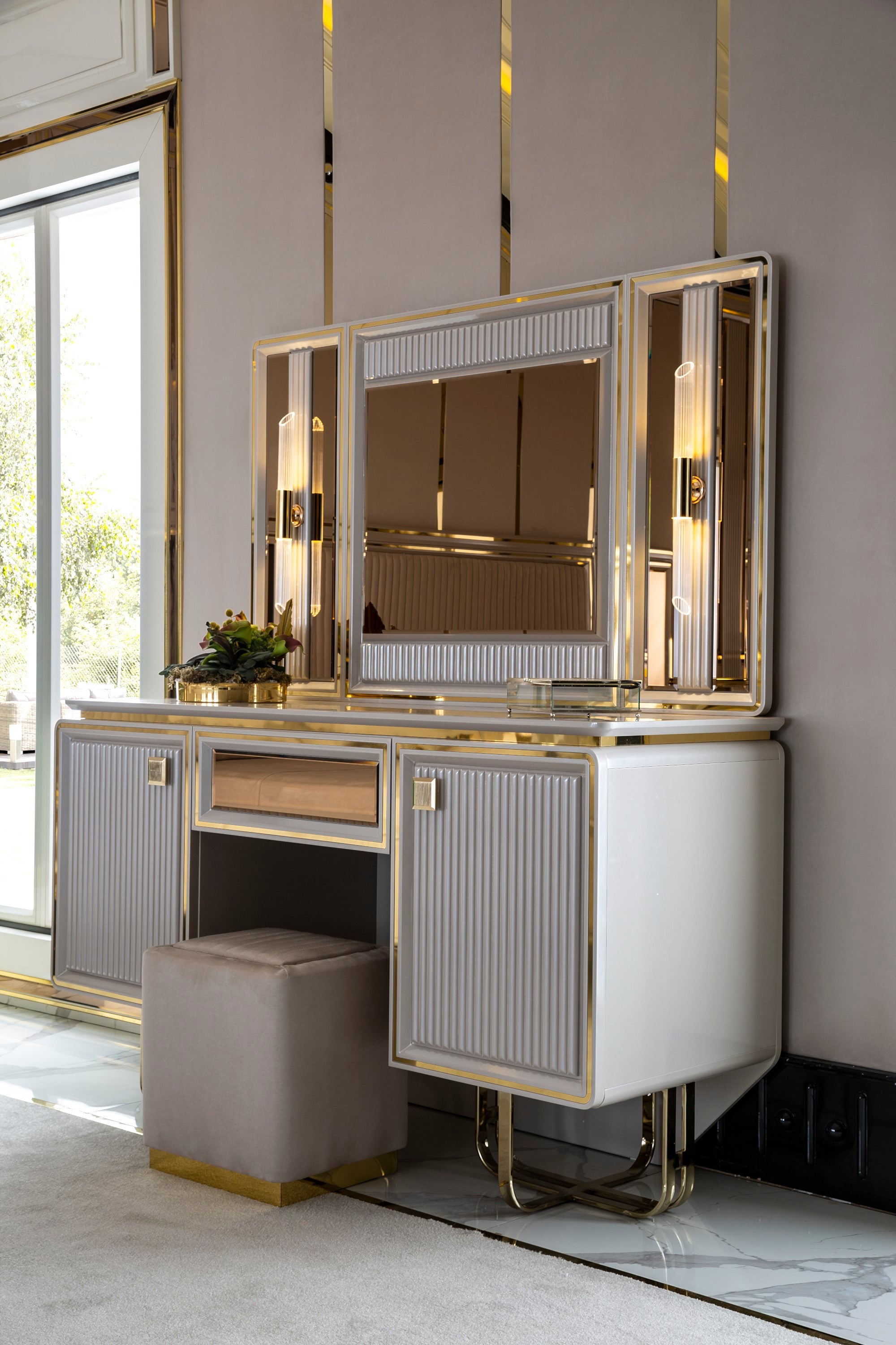 Barcelona Bedroom (Queen Storage Bed With Headboard & Dresser With Mirror & Pouf & 2 Nightstand With Back Panel & Bench)