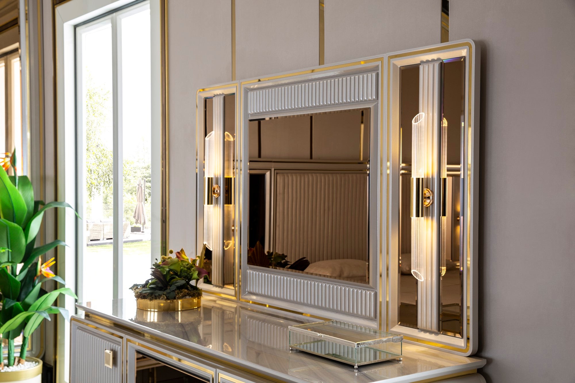 Barcelona Bedroom (Queen Storage Bed With Headboard & Dresser With Mirror & Pouf & 2 Nightstand With Back Panel & Bench)