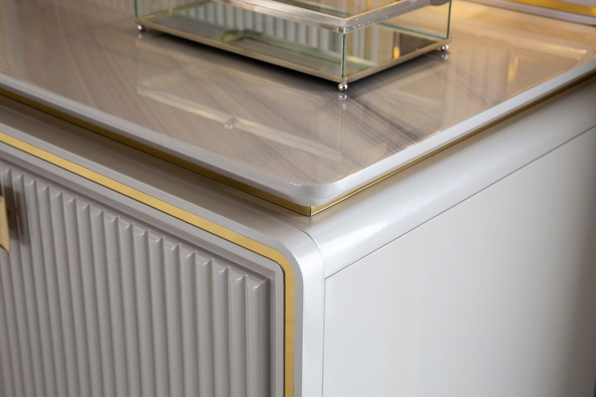 Barcelona Bedroom (Queen Storage Bed With Headboard & Dresser With Mirror & Pouf & 2 Nightstand With Back Panel & Bench)