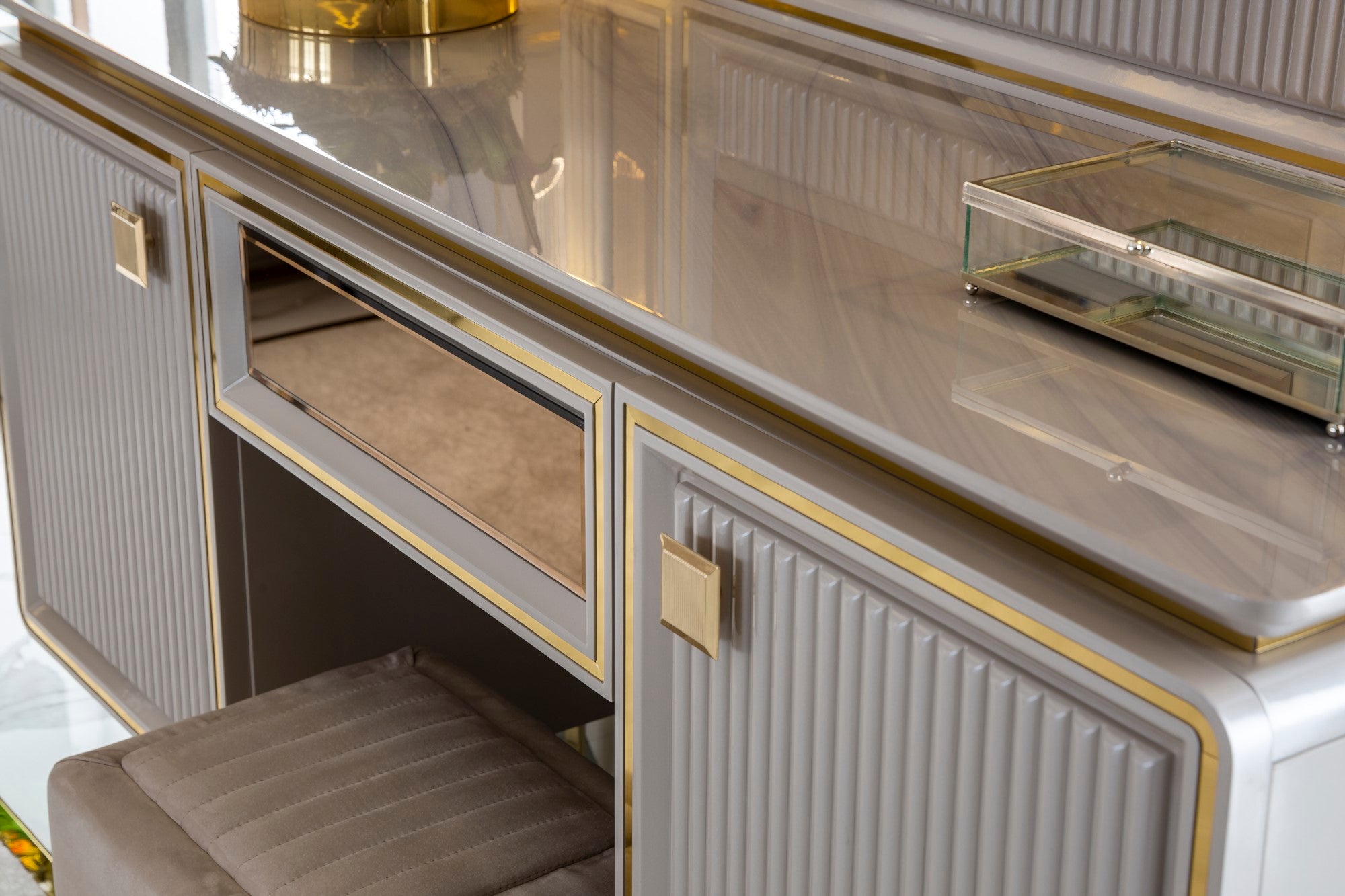 Barcelona Bedroom (Queen Storage Bed With Headboard & Dresser With Mirror & Pouf & 2 Nightstand With Back Panel & Bench)