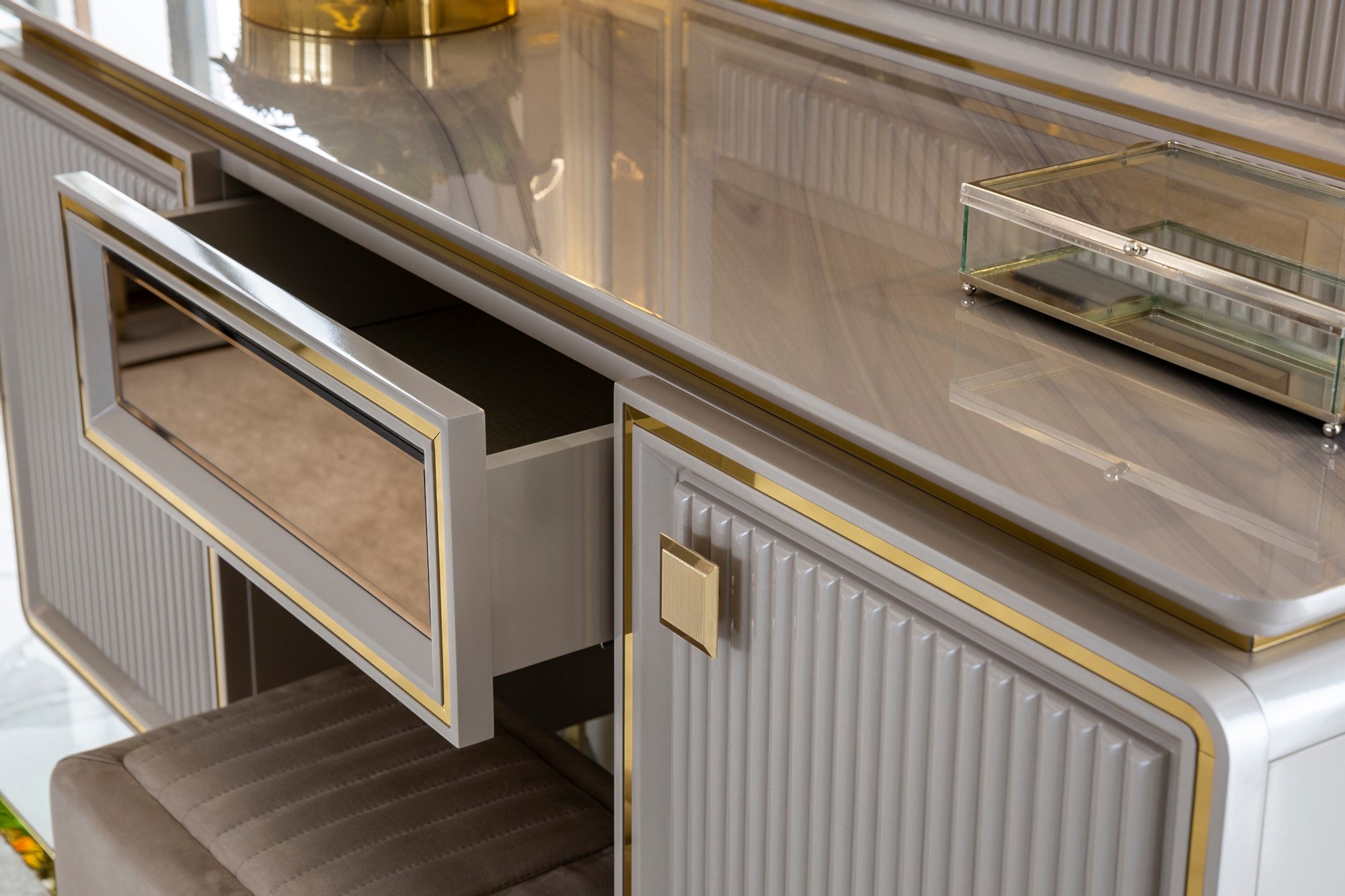 Barcelona Bedroom (Queen Storage Bed With Headboard & Dresser With Mirror & Pouf & 2 Nightstand With Back Panel & Bench)