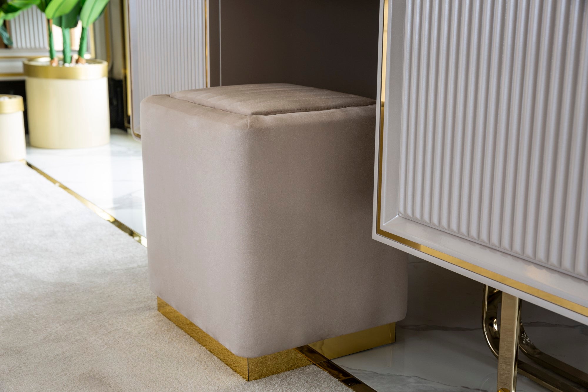 Barcelona Bedroom (Queen Storage Bed With Headboard & Dresser With Mirror & Pouf & 2 Nightstand With Back Panel & Bench)