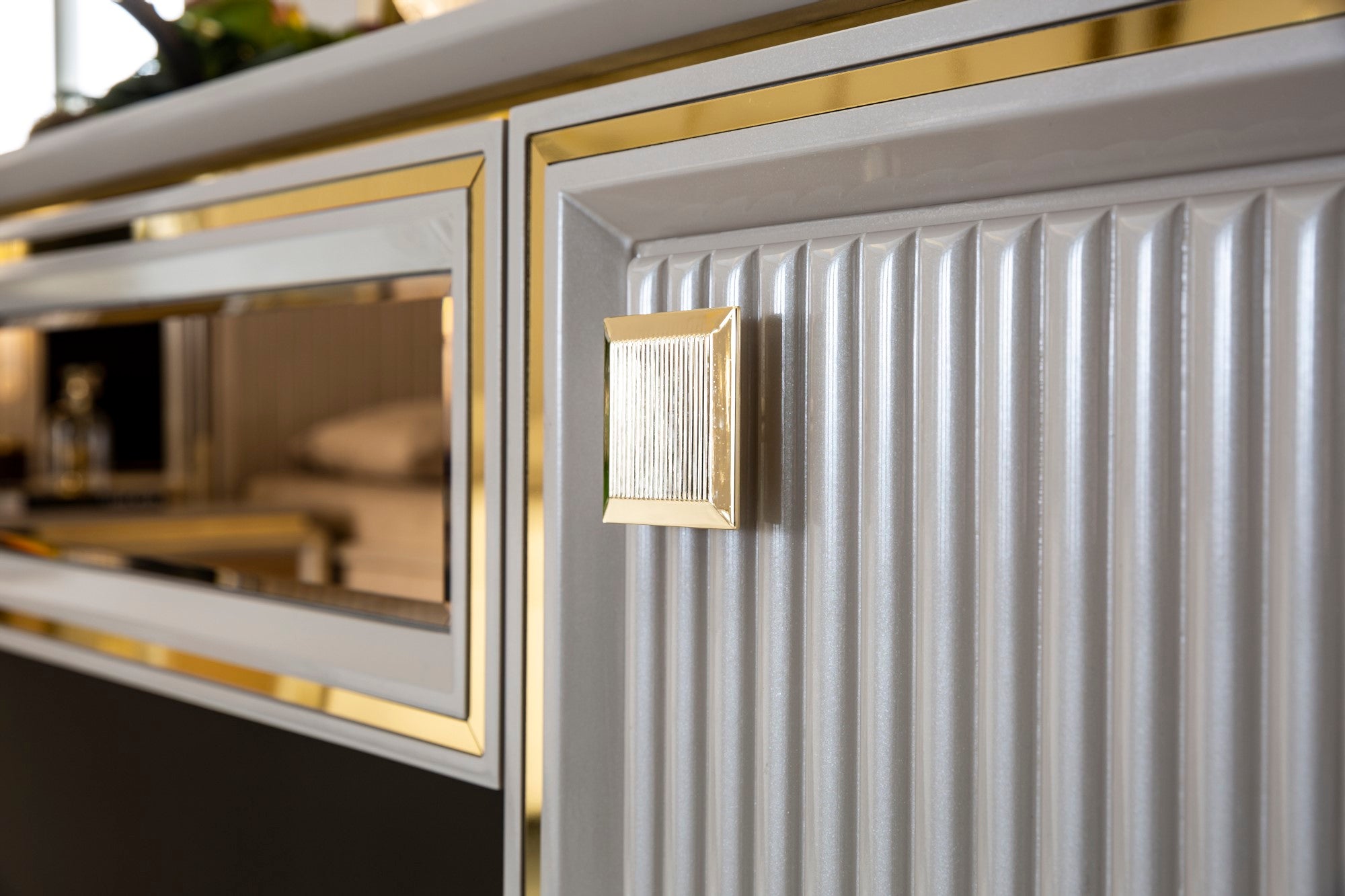 Barcelona Bedroom (Queen Storage Bed With Headboard & Dresser With Mirror & Pouf & 2 Nightstand With Back Panel & Bench)