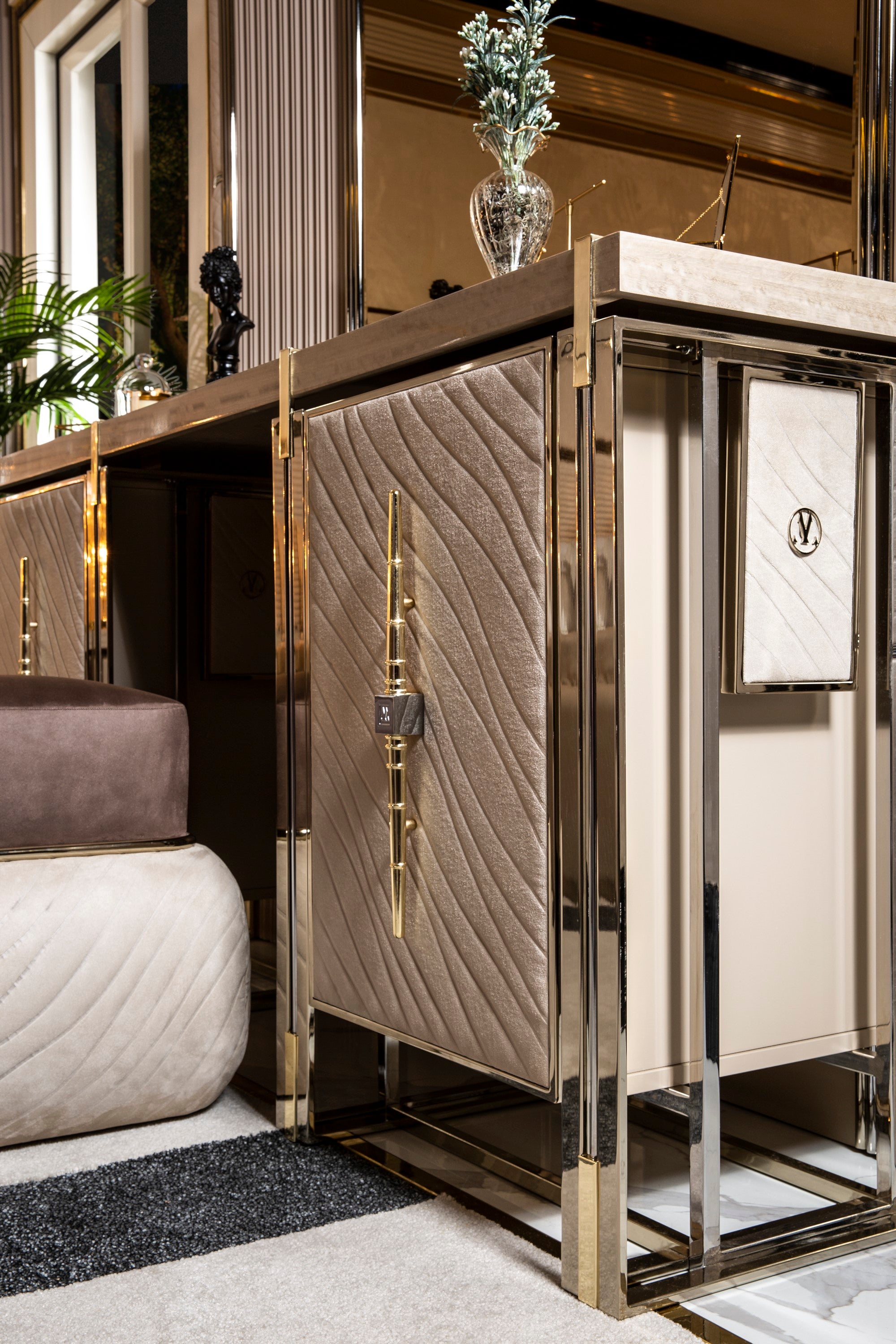 Vegas Bedroom (Queen Storage Bed With Headboard & Dresser With Mirror & Pouf & 2 Nightstand With Back Panel & Bench)