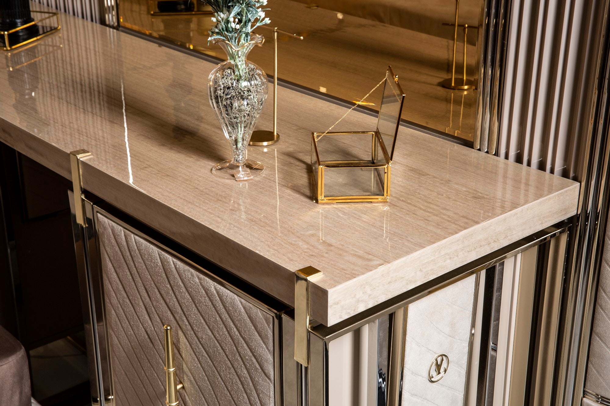 Vegas Bedroom (Queen Storage Bed With Headboard & Dresser With Mirror & Pouf & 2 Nightstand With Back Panel & Bench)