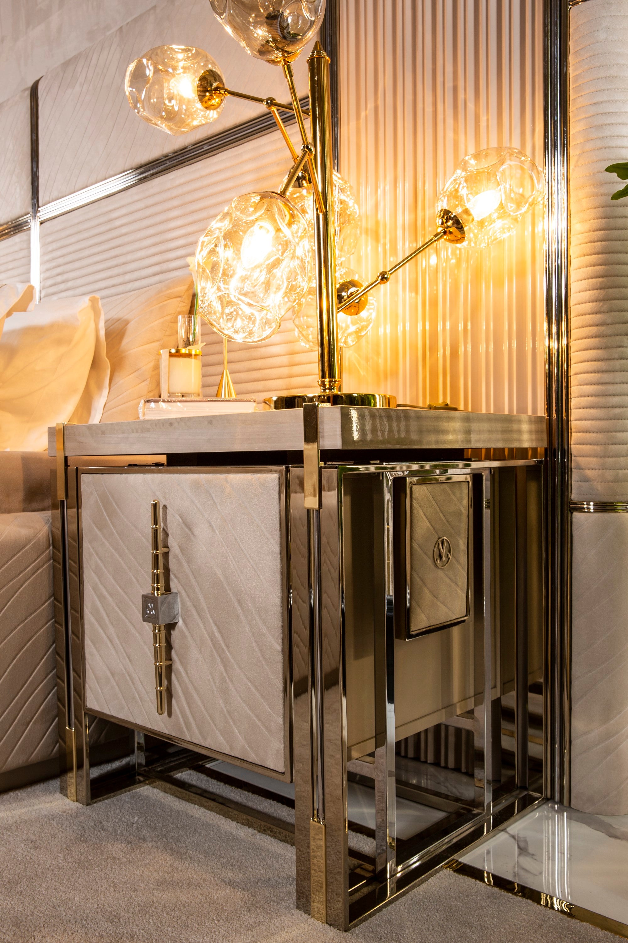 Vegas Bedroom (Queen Storage Bed With Headboard & Dresser With Mirror & Pouf & 2 Nightstand With Back Panel & Bench)