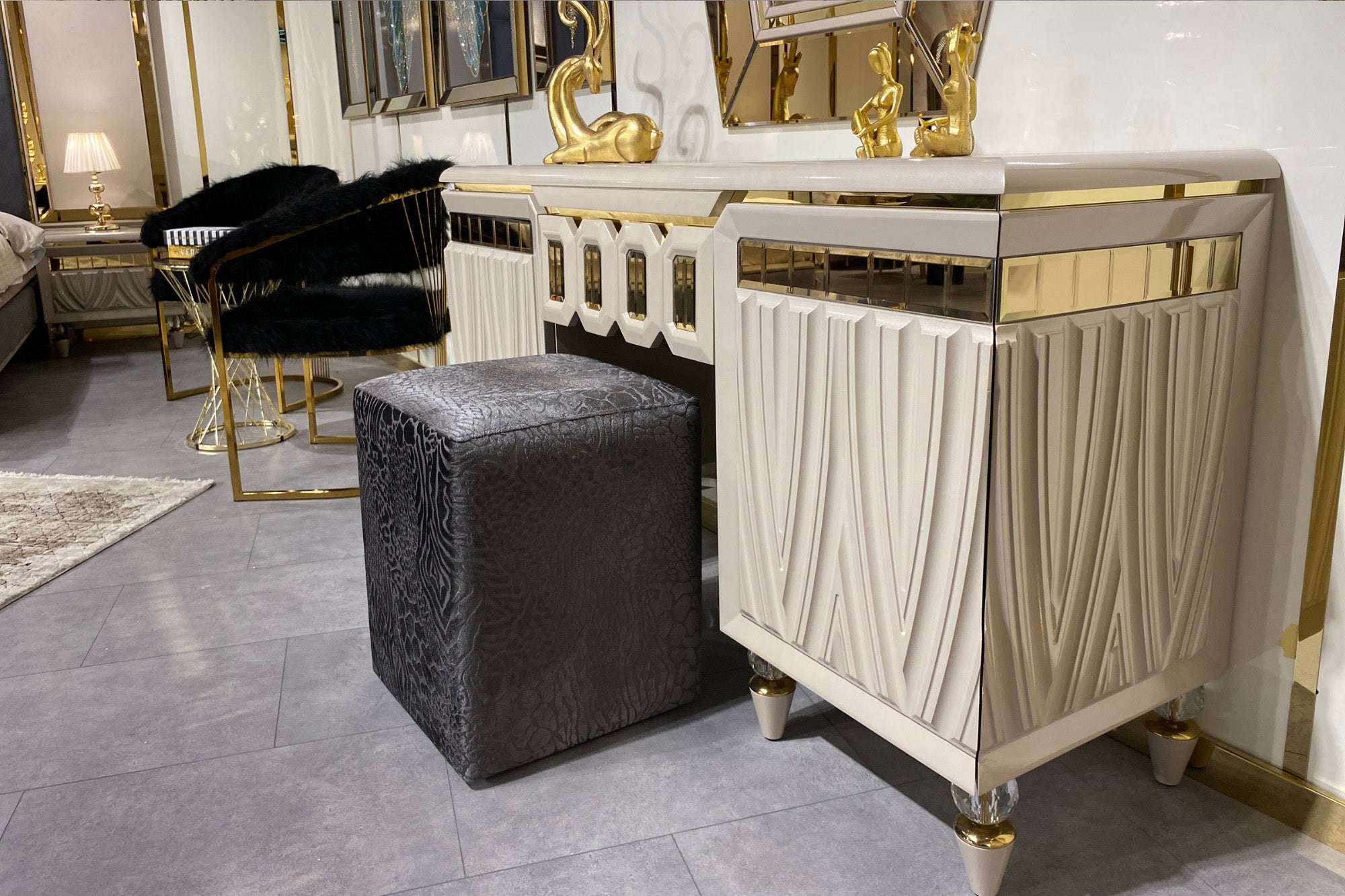 Berlin Bedroom (Queen Sotrage Bed With Headboard & Dresser With Mirror & 2 Nightstand With Back Panel)