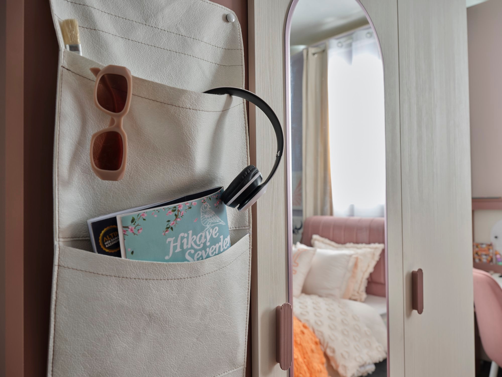 Linda Kids Room Set (Twin Bed & Study Desk & Nightstand)