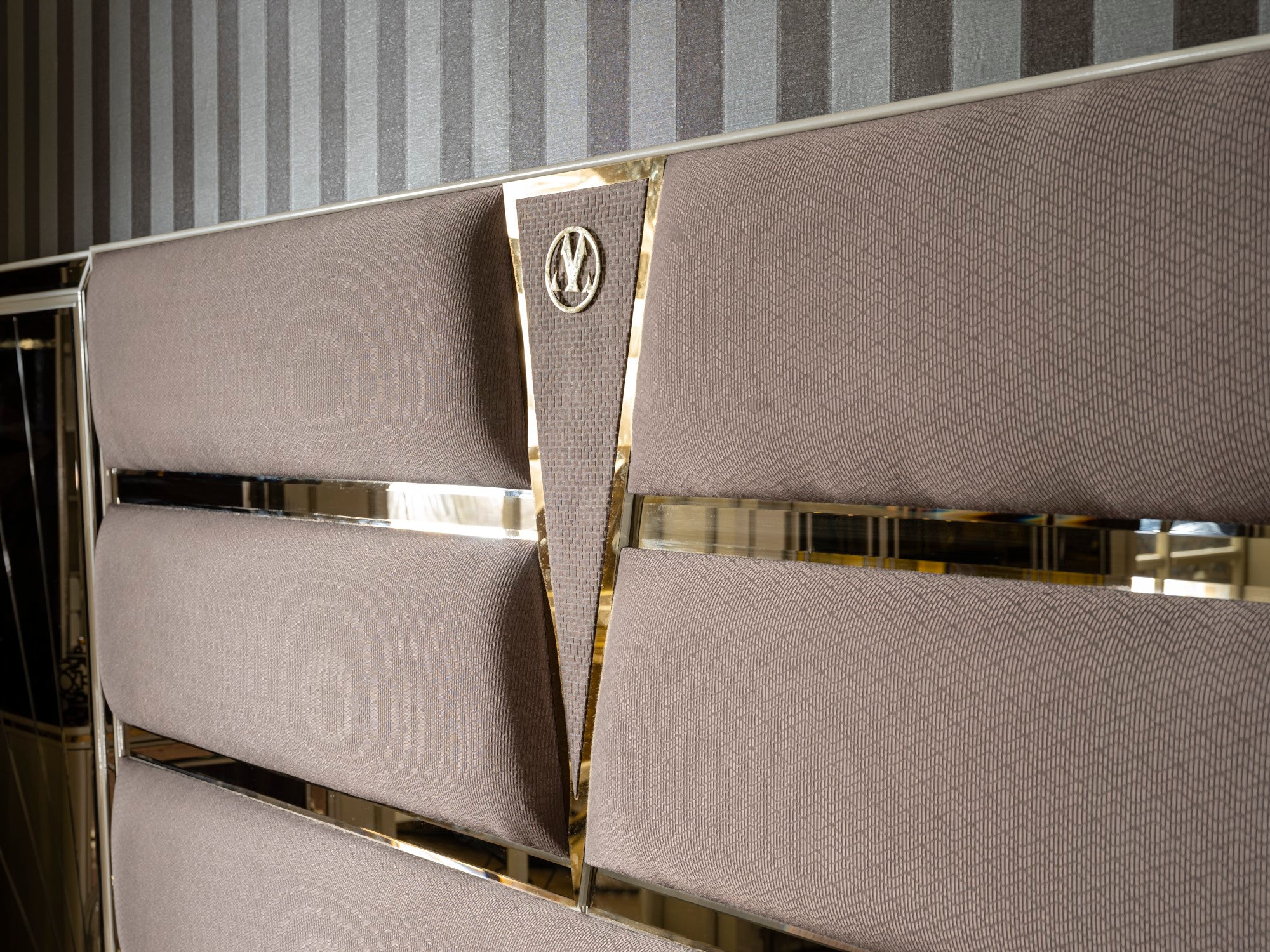 Bugatti Bedroom (Queen Storage Bed With Headboard & Dresser With Mirror & Pouf & 2 Nightstand With Back Panel)