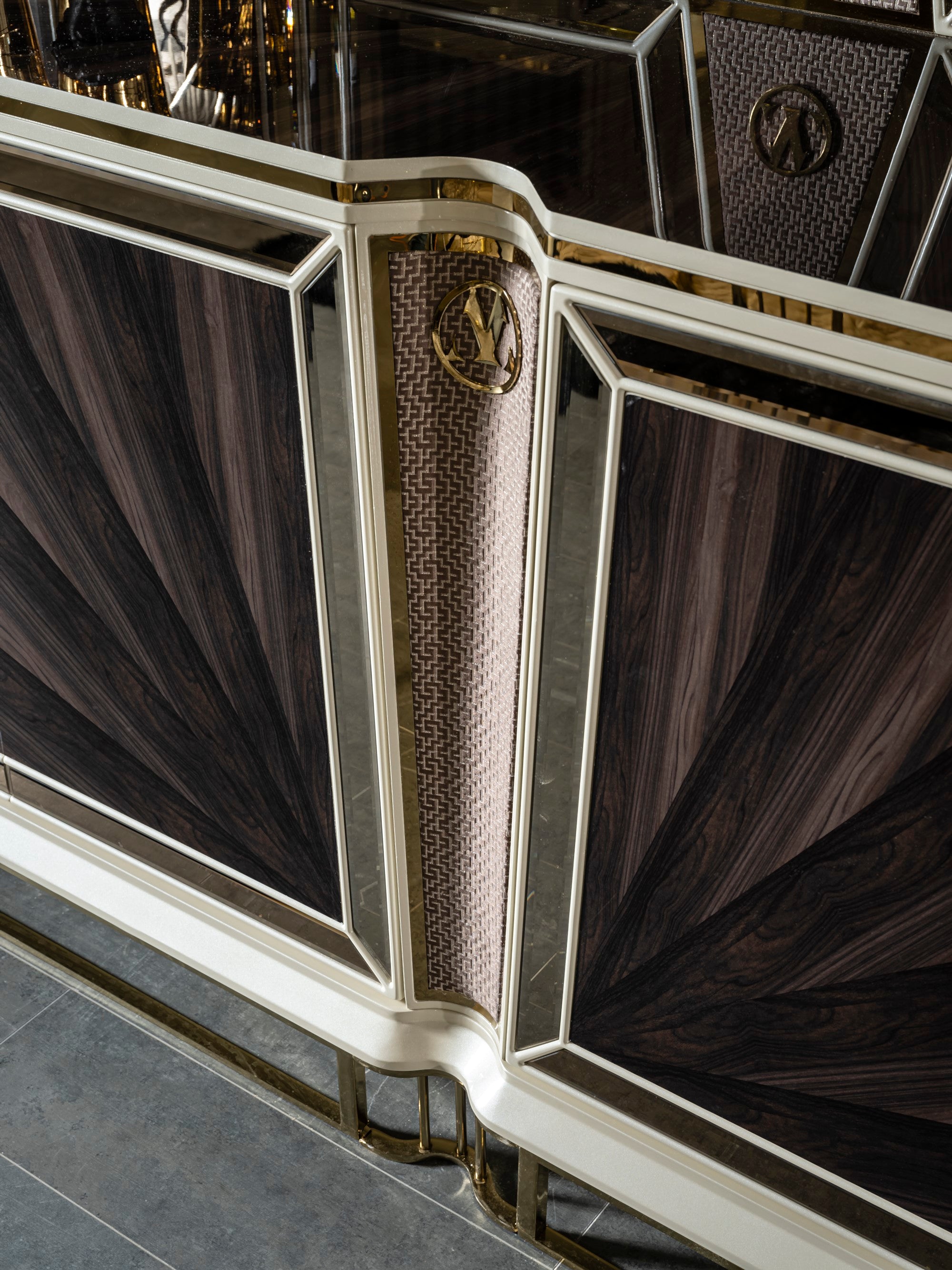 Bugatti Diningroom Set (Table & 6 Chair & Console With Mirror)