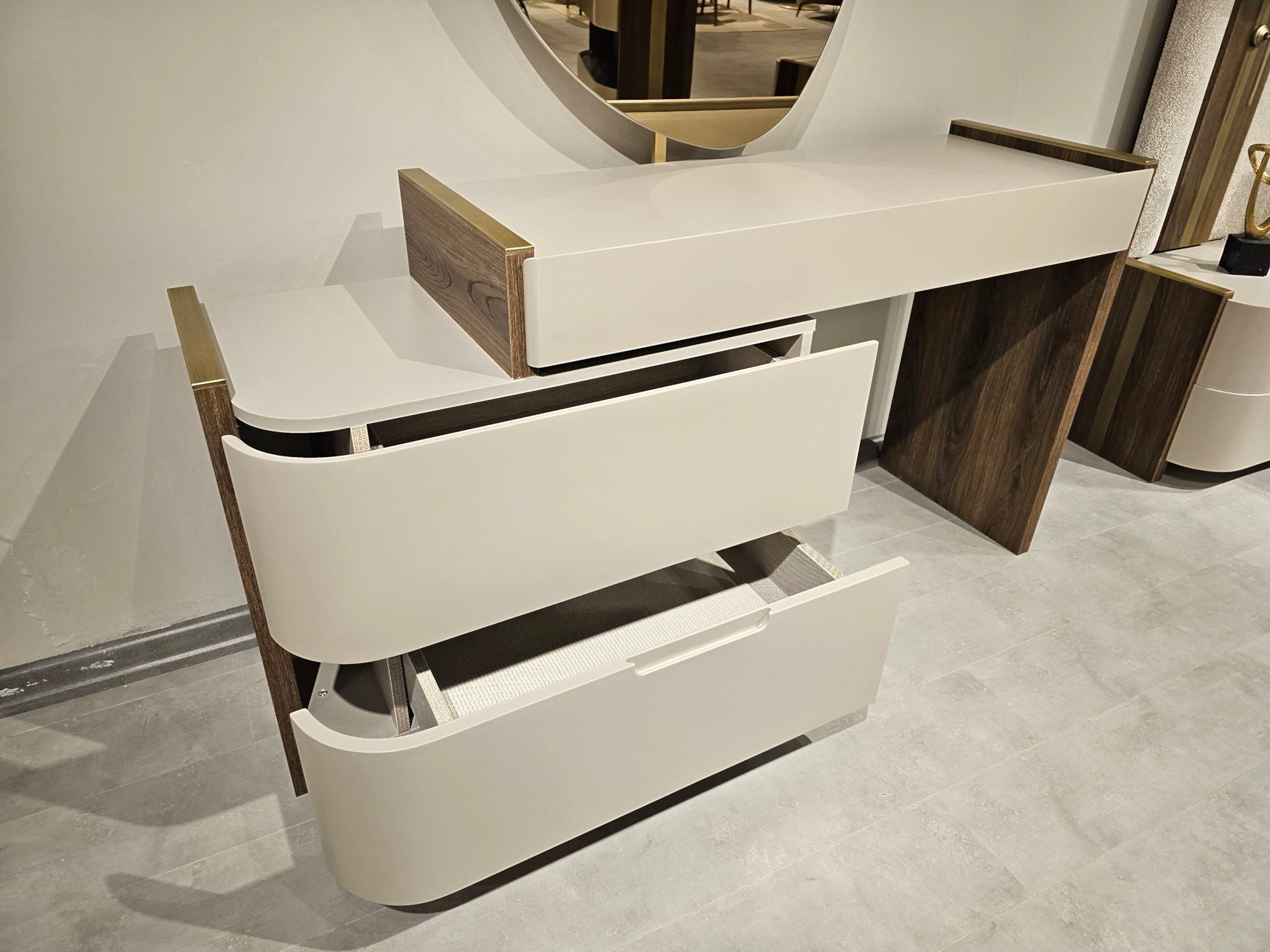 Urgup Bedroom (Queen Storage Bed With Headboard & Dresser With Mirror & 2 Nightstand)