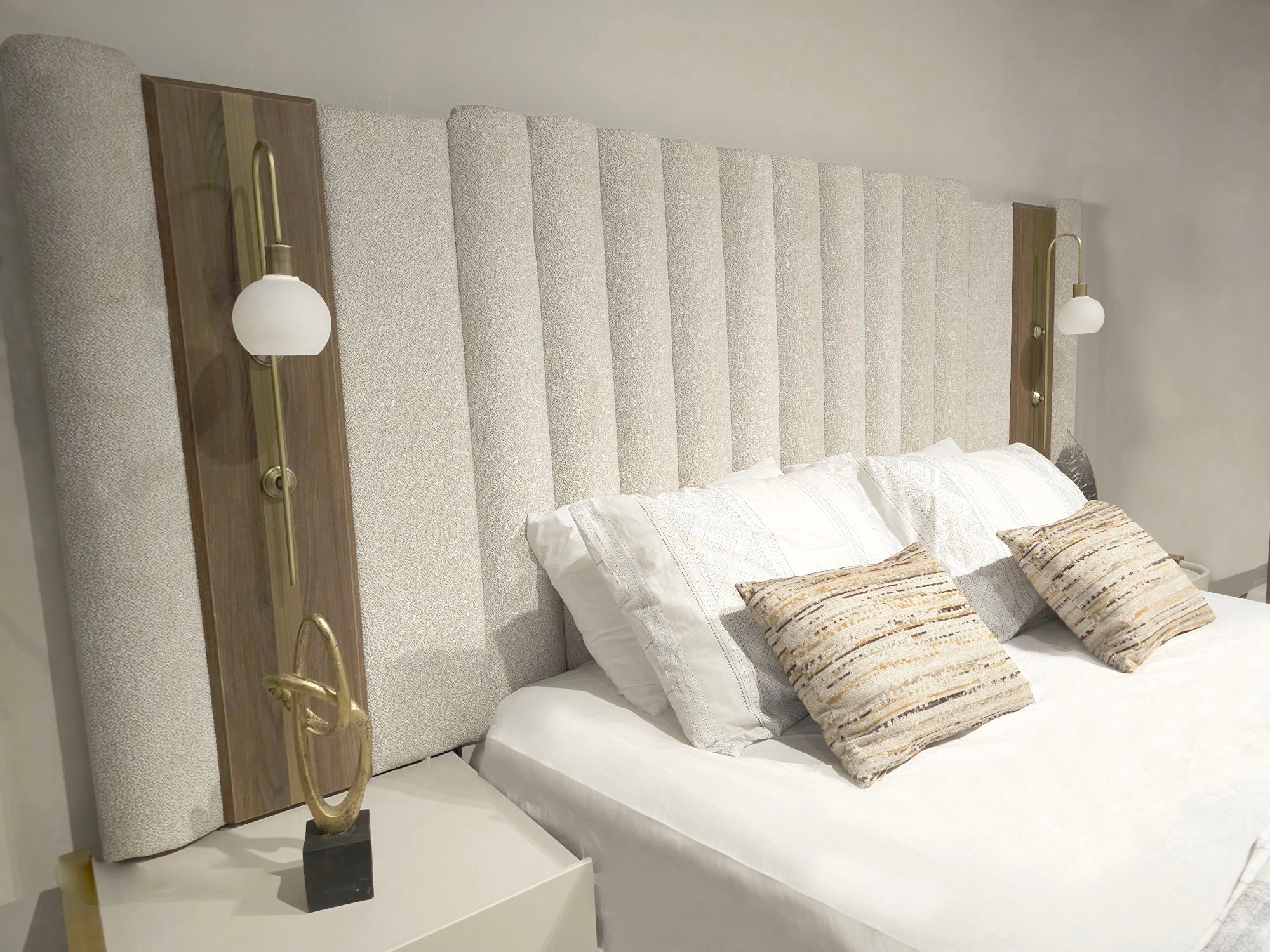 Urgup Bedroom (Queen Storage Bed With Headboard & Dresser With Mirror & 2 Nightstand)