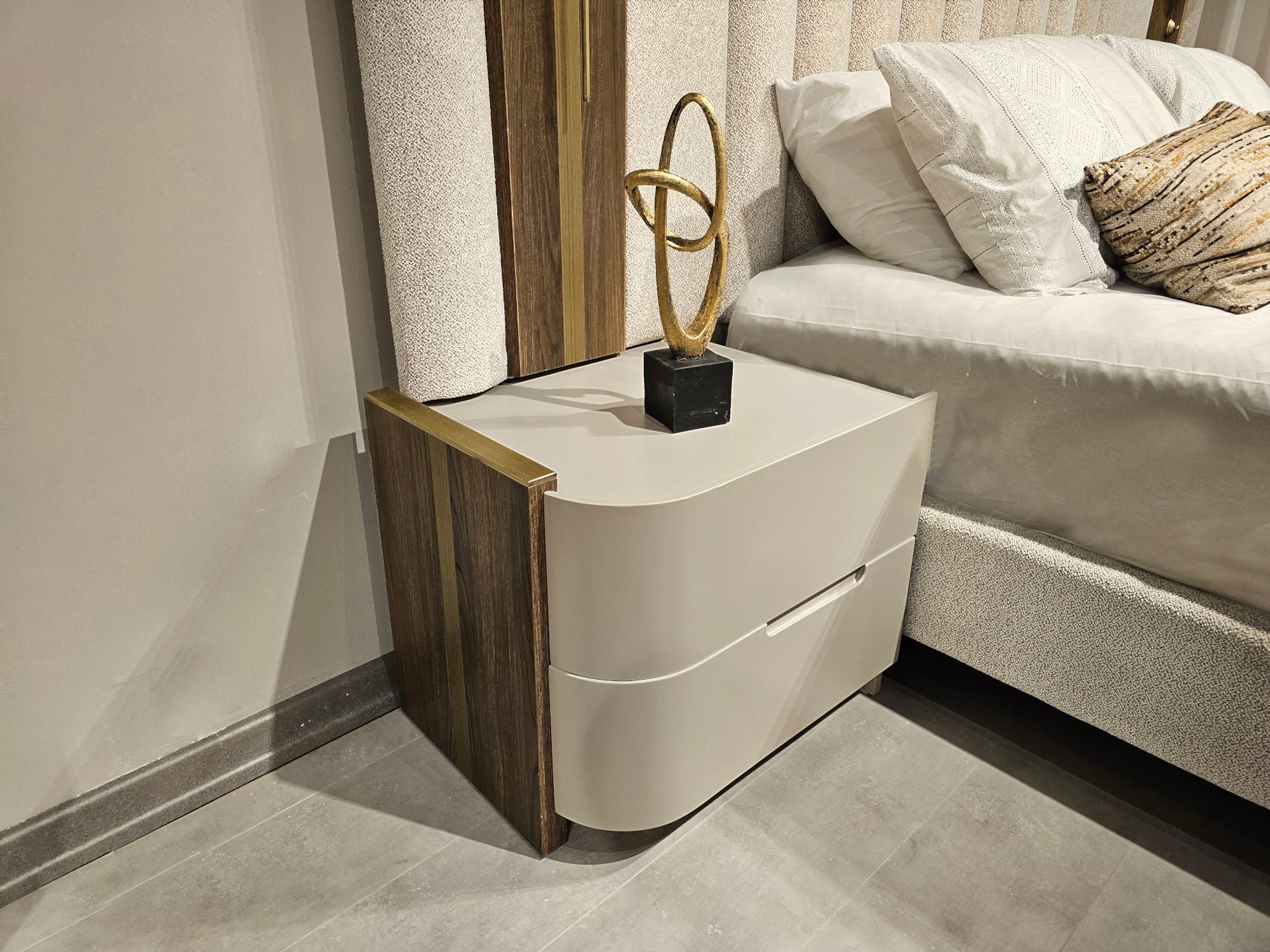 Urgup Bedroom (Queen Storage Bed With Headboard & Dresser With Mirror & 2 Nightstand)