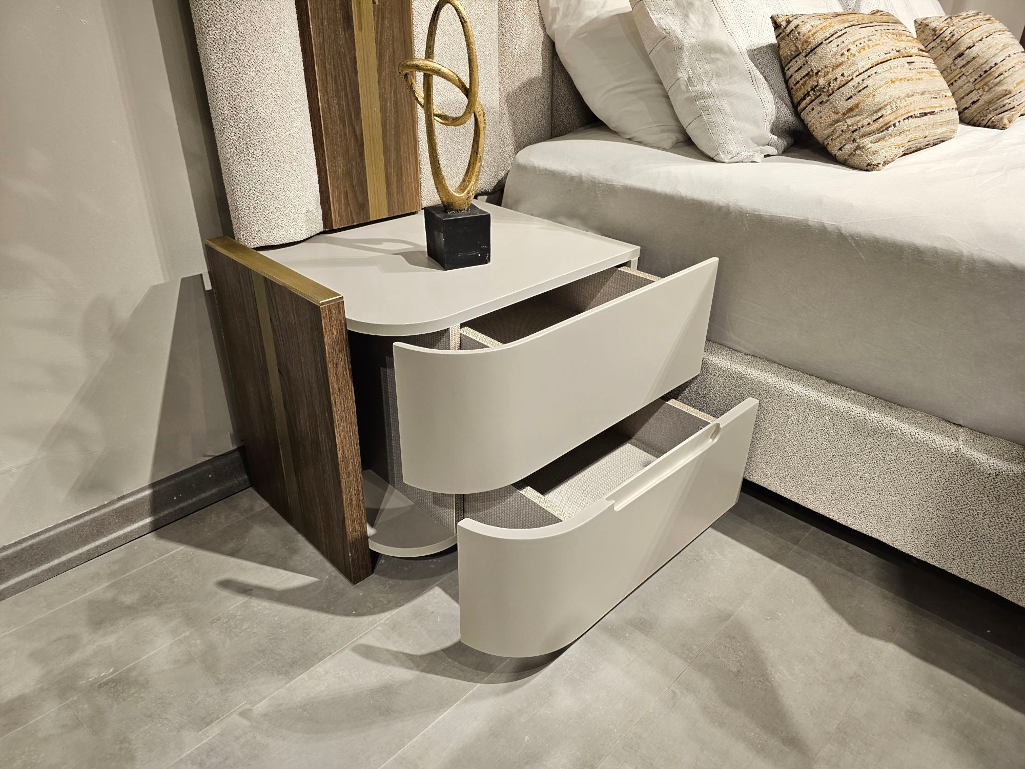 Urgup Bedroom (Queen Storage Bed With Headboard & Dresser With Mirror & 2 Nightstand)