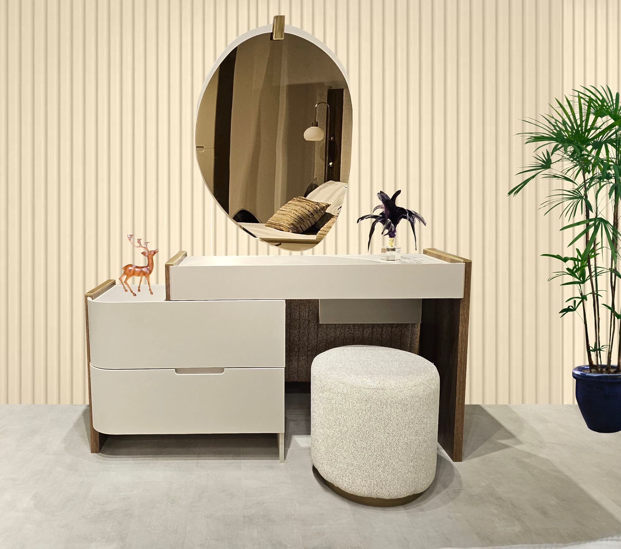 Urgup Bedroom (Queen Storage Bed With Headboard & Dresser With Mirror & 2 Nightstand)