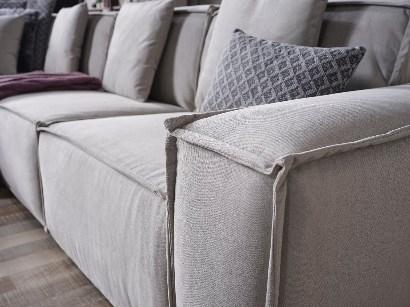 Padova Sectional With Ottoman Cream