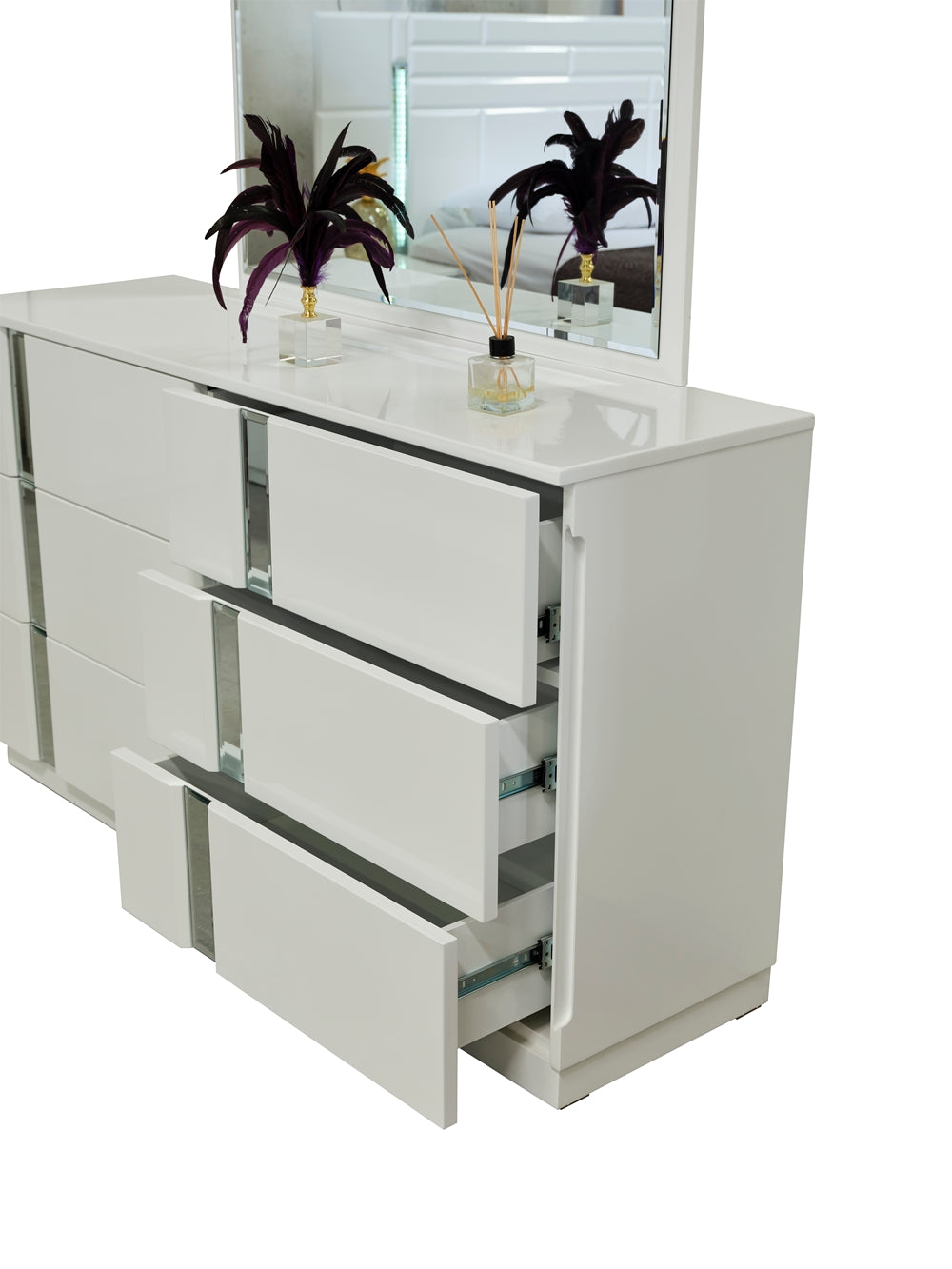 Sienna Bedroom (Queen Frame With Headboard & Dresser With Mirror & 2 Nightstand & Chest)