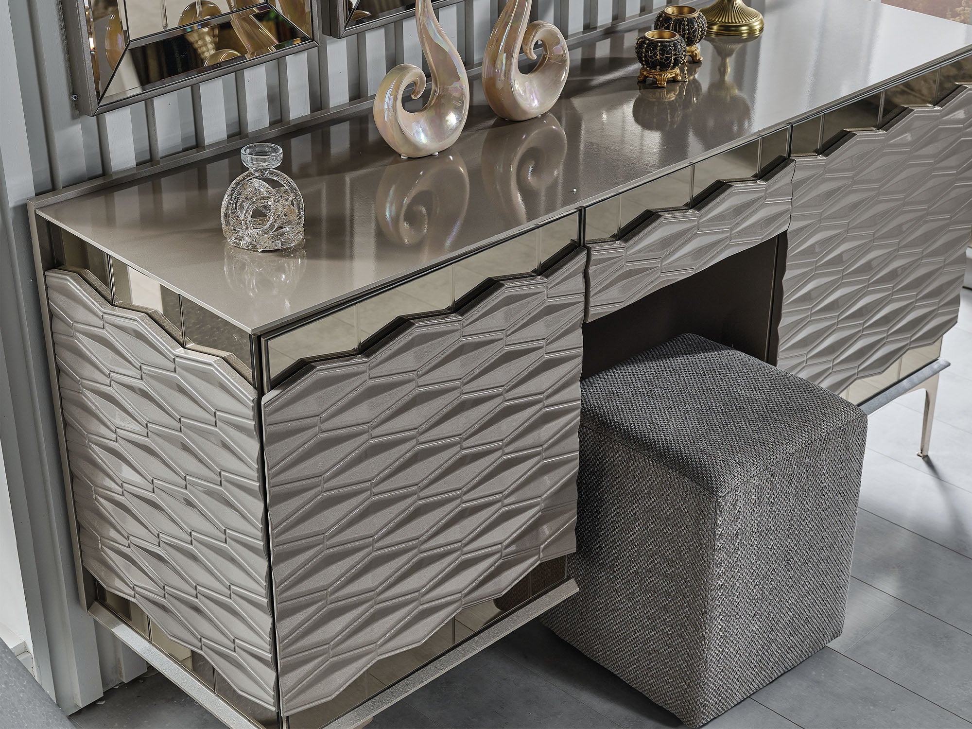 Gokce Bedroom (Queen Frame With Headboard & Dresser With Mirror & Ottoman & 2 Nightstand)