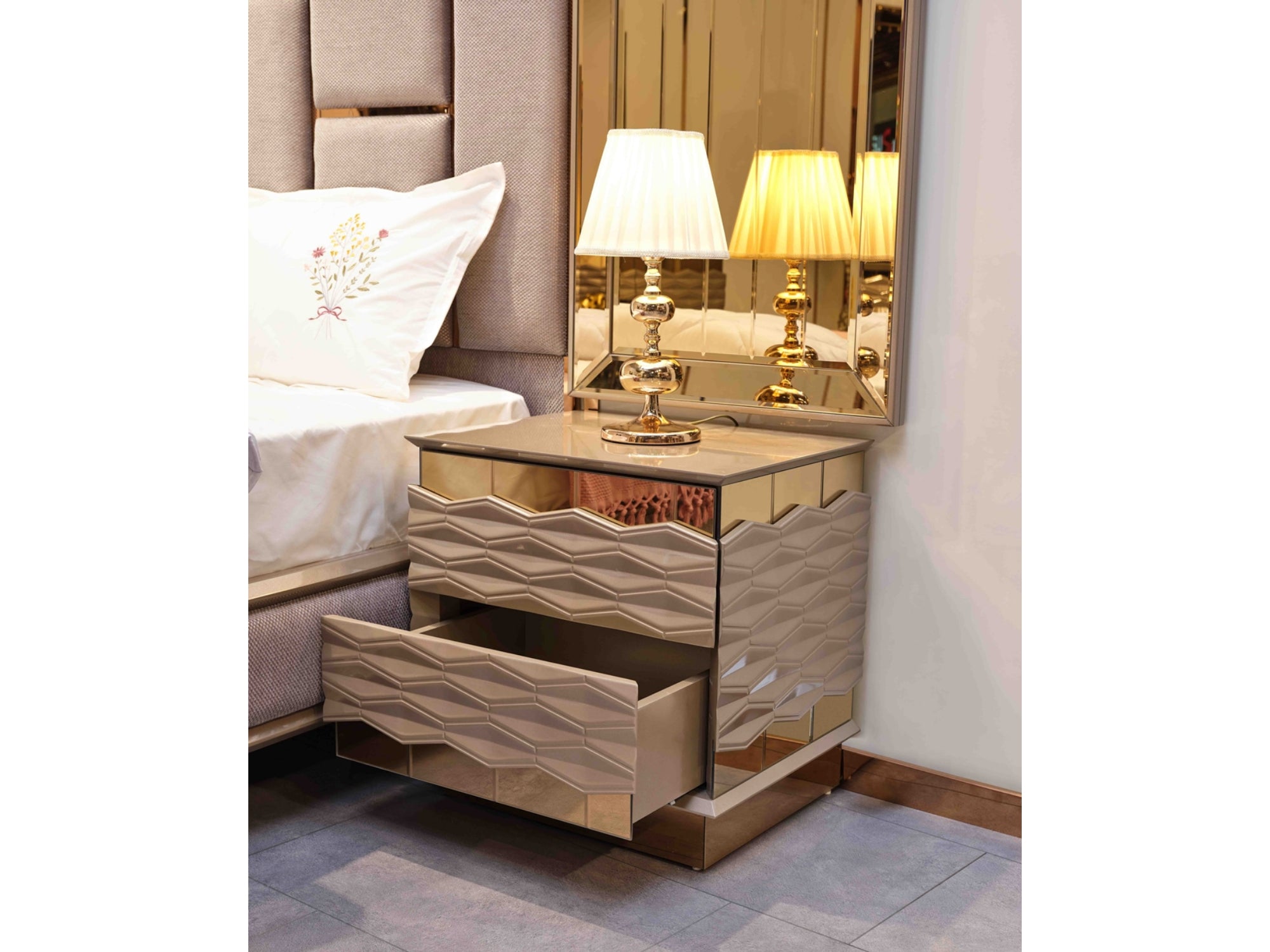 Elite Bedroom (Queen Frame With Headboard & Dresser With Mirror & 2 Nightstand With Back )