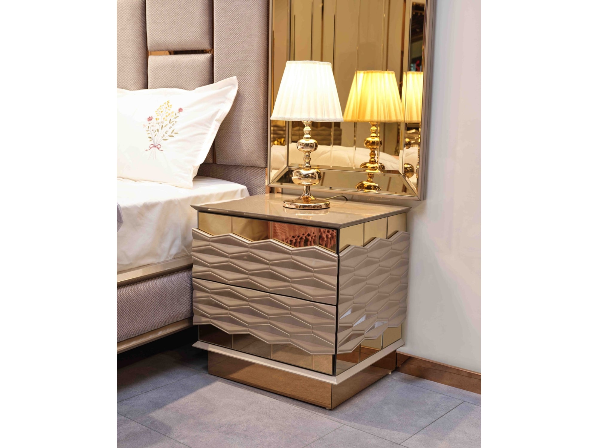 Elite Bedroom (Queen Frame With Headboard & Dresser With Mirror & 2 Nightstand With Back )
