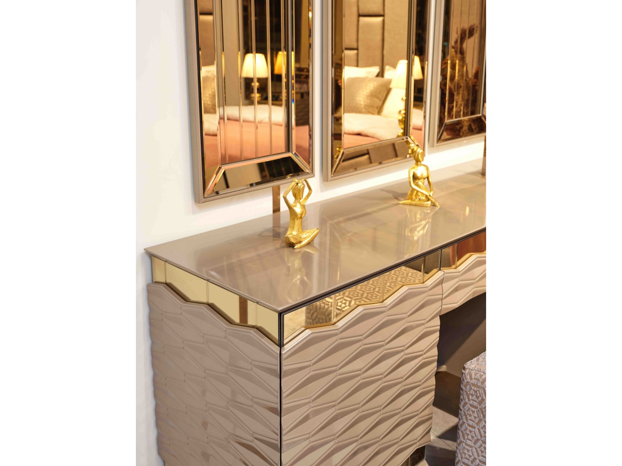 Elite Bedroom (Queen Frame With Headboard & Dresser With Mirror & 2 Nightstand With Back )